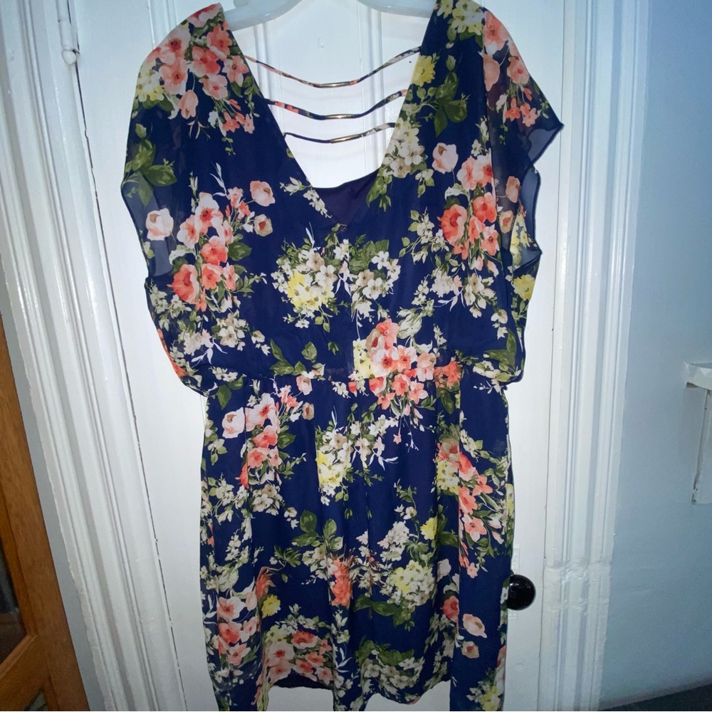 NWOT Floral dress with embellishment on back 2x